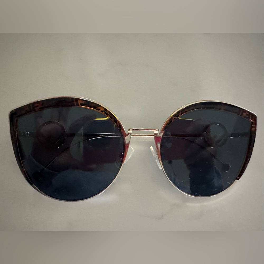 Stylish Tortoise Shell Sunglasses